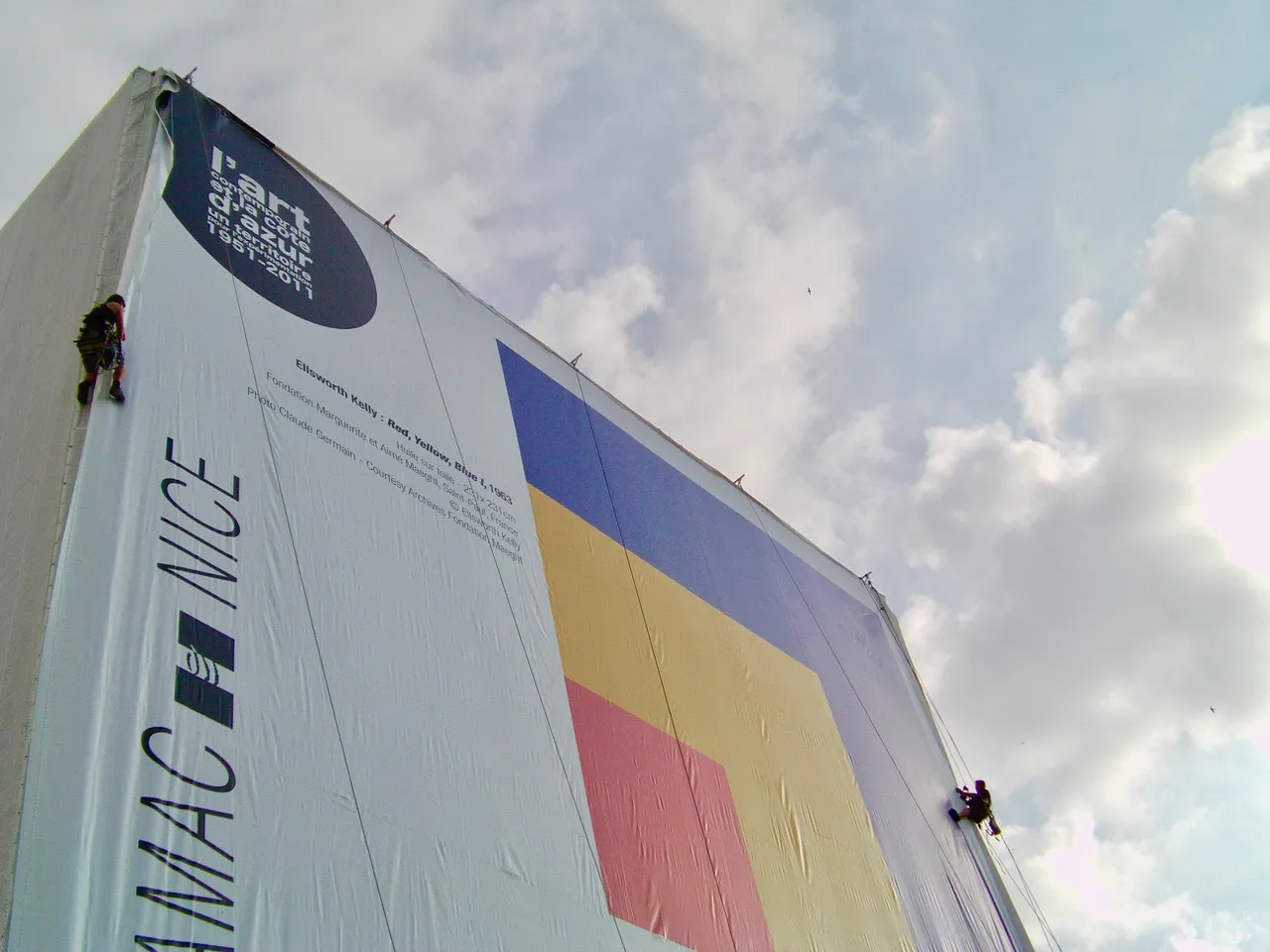 Pose d’une toile publicitaire grand format
